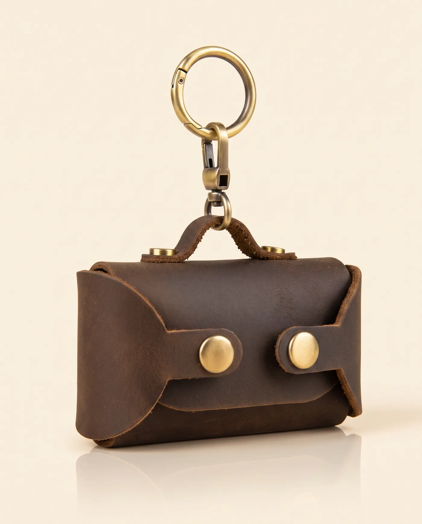 Distributeur de sacs en cuir